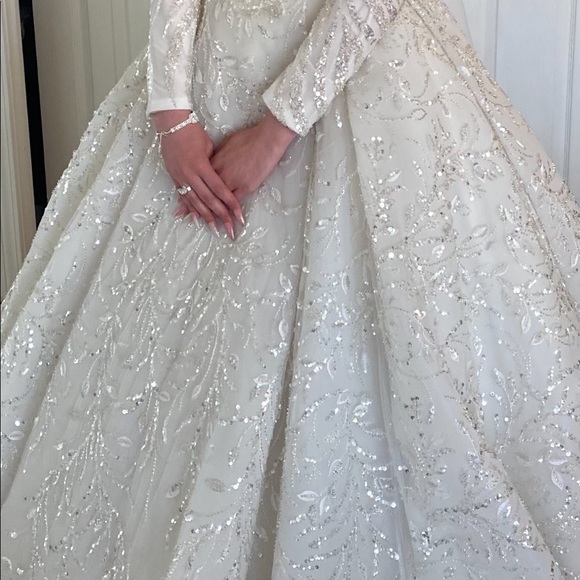 Very beautiful wedding gown in great condition - Picture 2 of 2